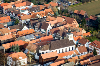 Kirchengebäude im Dorfkern im Ortsteil Hayna in Herxheim bei Landau (Pfalz) im Bundesland Rheinland-Pfalz, Deutschland