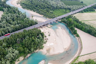 Autobahn-Brücke der A4 über das Kiesflußbett des Tagliamento in Boscatto in Venetien in Ronchis im Bundesland Udine, Italien