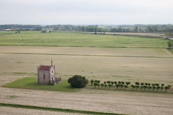 Luftbild von Kirchengebäude der Kapelle Kapelle bei Cesarolo in Cesarolo in Veneto im Bundesland Venetien, Italien