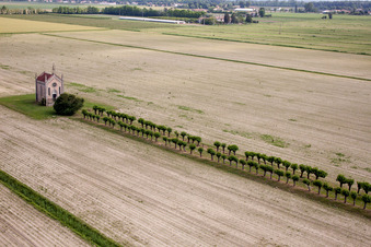 Luftaufnahme von Kirchengebäude der Kapelle Kapelle bei Cesarolo in Cesarolo in Veneto im Bundesland Venetien, Italien