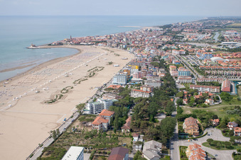 Sandstrand- Landschaft an der Caorle in Caorle in Veneto im Bundesland Metropolitanstadt Venedig, Italien