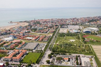 Luftbild von Sandstrand- Landschaft an der Caorle in Caorle in Veneto im Bundesland Metropolitanstadt Venedig, Italien