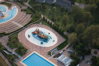 Schwimmbecken mit Piratenschiff des Freibades Playaloca in Duna Verde in Venetien in Caorle im Bundesland Metropolitanstadt Venedig, Italien
