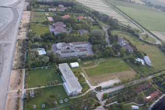 Verfallendes Gebäude des ehemaligen Familienerholungsheims ex Colonia La Nostra Famiglia am Strand der Adria in Duna Verde in Venetien, Italien