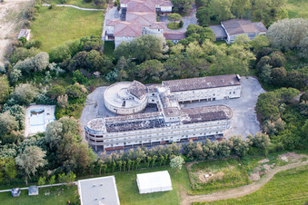 Verfallendes Gebäude des ehemaligen Familienerholungsheims ex Colonia La Nostra Famiglia am Strand der Adria in Duna Verde in Venetien in Caorle im Bundesland Metropolitanstadt Venedig, Italien