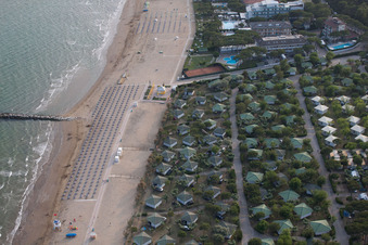 Drohnenbild von Lido di Jesolo im Bundesland Metropolitanstadt Venedig, Italien