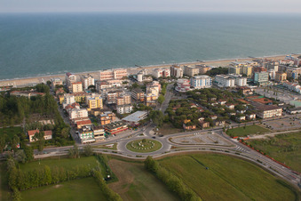Lido di Jesolo im Bundesland Metropolitanstadt Venedig, Italien aus der Drohnenperspektive