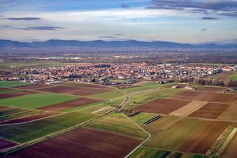 Stadt von Süden in Offenbach an der Queich im Bundesland Rheinland-Pfalz, Deutschland