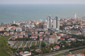 Lido di Jesolo im Bundesland Metropolitanstadt Venedig, Italien von der Drohne aus gesehen