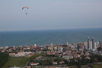 Luftbild von Lido di Jesolo im Bundesland Metropolitanstadt Venedig, Italien