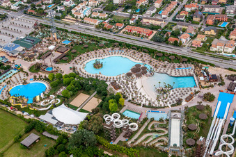 Kurven und Kreis- Bahnen der Wasser- Rutsche am Schwimmbecken des Freibades Aqualandia in Lido di Jesolo in Venetien im Ortsteil Lido di Iesolo im Bundesland Metropolitanstadt Venedig, Italien