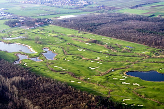Gelände des Golfplatz Golfanlage Landgut Dreihof in Essingen im Bundesland Rheinland-Pfalz, Deutschland aus der Luft