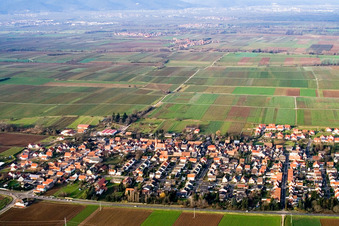 Ortsansicht der Straßen und Häuser der Wohngebiete in Hochstadt (Pfalz) im Ortsteil Niederhochstadt im Bundesland Rheinland-Pfalz, Deutschland