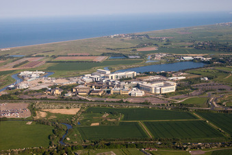 Luftbild von Gebäude und Produktionshallen auf dem Werksgelände des Chemieproduzenten Pfizer Ltd und Discovery Park in Sandwich in England, Vereinigtes Königreich, Großbritanien