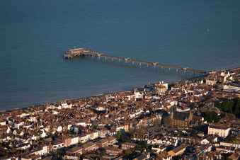 Sand und Strand- Landschaft an der Seebrücke des Kanal in Deal in England, Vereinigtes Königreich