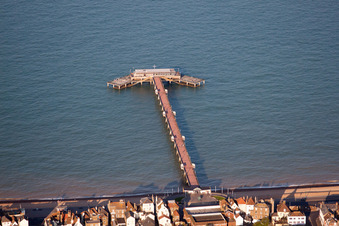 Luftbild von Sand und Strand- Landschaft an der Seebrücke des Kanal in Deal in England, Vereinigtes Königreich