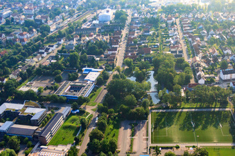 Jahnstraße mit IGS, Schwanenweiher und Stadion in Kandel im Bundesland Rheinland-Pfalz, Deutschland