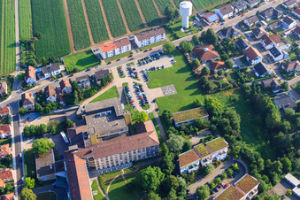 Schrägluftbild von Asklepios Südpfalzkliniken in Kandel im Bundesland Rheinland-Pfalz, Deutschland