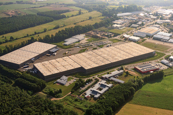 Luftaufnahme von Industriegebiet Horst, Zufall Logistikcenter im Ortsteil Minderslachen in Kandel im Bundesland Rheinland-Pfalz, Deutschland