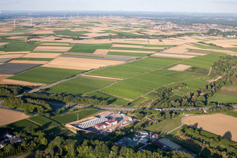 Baustelle des Erdwärmekraftwerkes des Heizkraftwerkes Geothermie an der A65 in Insheim im Bundesland Rheinland-Pfalz, Deutschland von oben gesehen