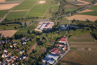 Baustelle des Erdwärmekraftwerkes des Heizkraftwerkes Geothermie an der A65 in Insheim im Bundesland Rheinland-Pfalz, Deutschland aus der Vogelperspektive