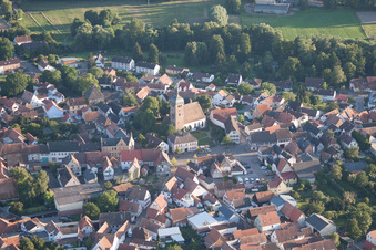 Ortsansicht der Straßen und Häuser der Wohngebiete im Ortsteil Billigheim in Billigheim-Ingenheim im Bundesland Rheinland-Pfalz, Deutschland