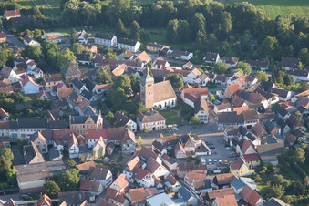 Schrägluftbild von Ev. Martinskirche im Ortsteil Billigheim in Billigheim-Ingenheim im Bundesland Rheinland-Pfalz, Deutschland