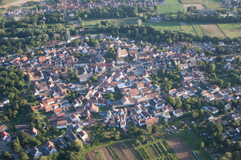 Luftbild von Ortsansicht der Straßen und Häuser der Wohngebiete im Ortsteil Billigheim in Billigheim-Ingenheim im Bundesland Rheinland-Pfalz, Deutschland