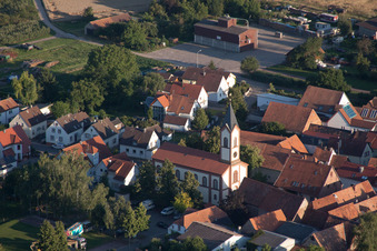 Ortsansicht der Straßen und Häuser der Wohngebiete im Ortsteil Billigheim in Billigheim-Ingenheim im Bundesland Rheinland-Pfalz, Deutschland aus der Vogelperspektive