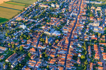Luftbild von Hauptstraße von Westen in Kandel im Bundesland Rheinland-Pfalz, Deutschland