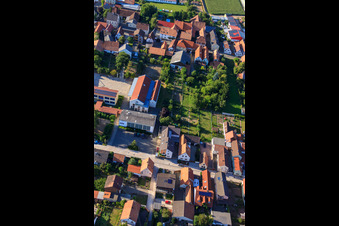 Luftaufnahme von Mundoplatz, Grundschule und Mundohalle in Minfeld im Bundesland Rheinland-Pfalz, Deutschland