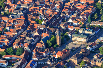 Meßplatz mit Sparkasse Südpfalz in Bad Bergzabern im Bundesland Rheinland-Pfalz, Deutschland