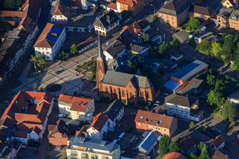 Ludwigsplatz mit St. Martin in Bad Bergzabern im Bundesland Rheinland-Pfalz, Deutschland