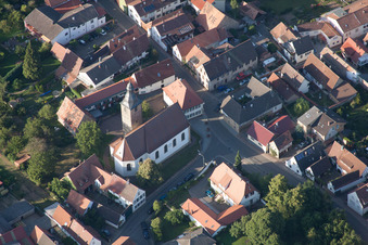 Luftbild von Kirche im Ortsteil Pleisweiler in Pleisweiler-Oberhofen im Bundesland Rheinland-Pfalz, Deutschland