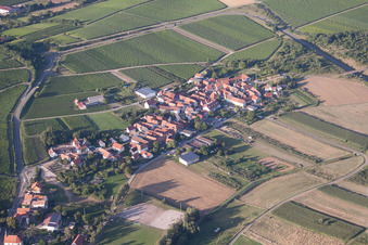 Ortsteil Oberhofen in Pleisweiler-Oberhofen im Bundesland Rheinland-Pfalz, Deutschland von oben gesehen