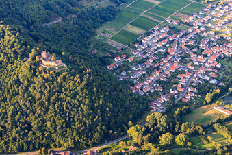 Burg Landeck über'm Klingbachtal in Klingenmünster im Bundesland Rheinland-Pfalz, Deutschland