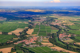 Winzerort von Westen im Ortsteil Heuchelheim in Heuchelheim-Klingen im Bundesland Rheinland-Pfalz, Deutschland