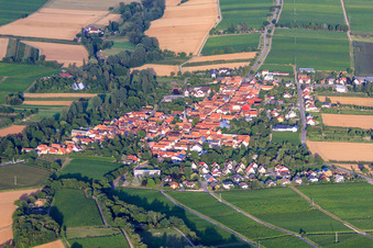 Luftbild von Winzerort von Westen im Ortsteil Heuchelheim in Heuchelheim-Klingen im Bundesland Rheinland-Pfalz, Deutschland
