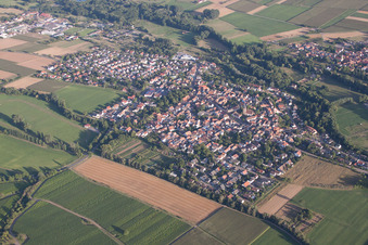 Luftaufnahme von Ortsteil Billigheim in Billigheim-Ingenheim im Bundesland Rheinland-Pfalz, Deutschland