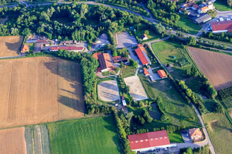 Obsthof Zirker KG und Reiterhof am Langgasserweg in Herxheim bei Landau im Bundesland Rheinland-Pfalz, Deutschland
