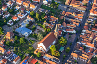 St. Maria Himmelfahrt in Herxheim bei Landau im Bundesland Rheinland-Pfalz, Deutschland von oben