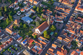 St. Maria Himmelfahrt in Herxheim bei Landau im Bundesland Rheinland-Pfalz, Deutschland aus der Luft