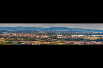 Stadtpanorama aus Südwesten in Speyer im Bundesland Rheinland-Pfalz, Deutschland