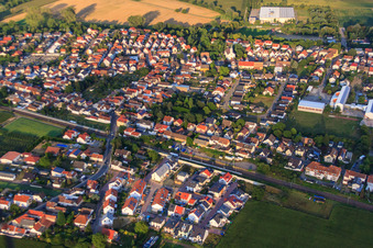 Bahnübergang Eisenbahnstr im Ortsteil Berghausen in Römerberg im Bundesland Rheinland-Pfalz, Deutschland