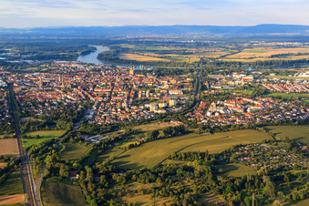 Schrägluftbild von Stadtübersicht bis zum Rhein aus Südwesten in Speyer im Bundesland Rheinland-Pfalz, Deutschland
