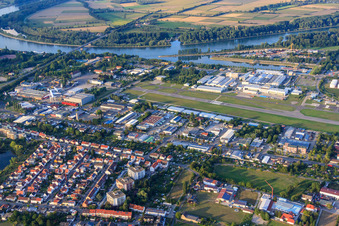 Gewerbegebiet Industriestraße am Flugplatz Speyer im Bundesland Rheinland-Pfalz, Deutschland