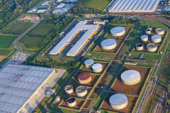 Schrägluftbild von Tanklager TanQuid am Flugplatz in Speyer im Bundesland Rheinland-Pfalz, Deutschland