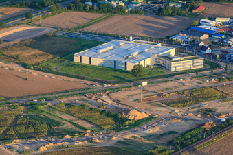 Schrägluftbild von Gewerbegebiet Nordring DBK EMS GmbH & Co. KG und DBK David + Baader GmbH in Rülzheim im Bundesland Rheinland-Pfalz, Deutschland