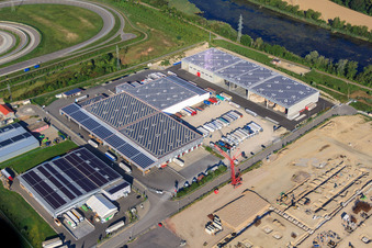 Hallen und LKW der NUSS-Unternehmensgruppe im Industriegebiet Oberwald in Wörth am Rhein im Bundesland Rheinland-Pfalz, Deutschland