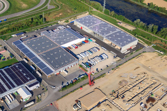 Schrägluftbild von Hallen und LKW der NUSS-Unternehmensgruppe im Industriegebiet Oberwald in Wörth am Rhein im Bundesland Rheinland-Pfalz, Deutschland